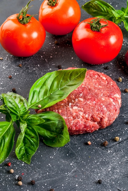 Burger de steak de boeuf haché cru