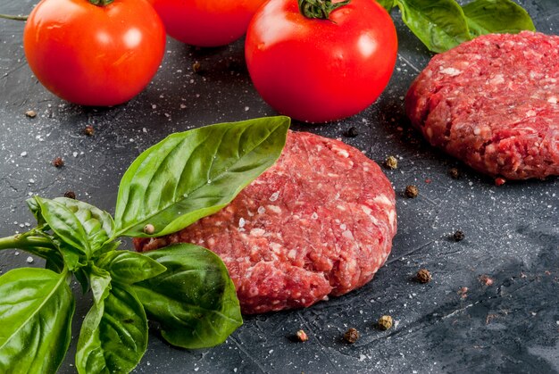 Burger de steak de boeuf haché cru