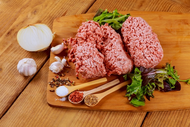 Photo burger de steak de bœuf haché frais et fait maison avec des épices,