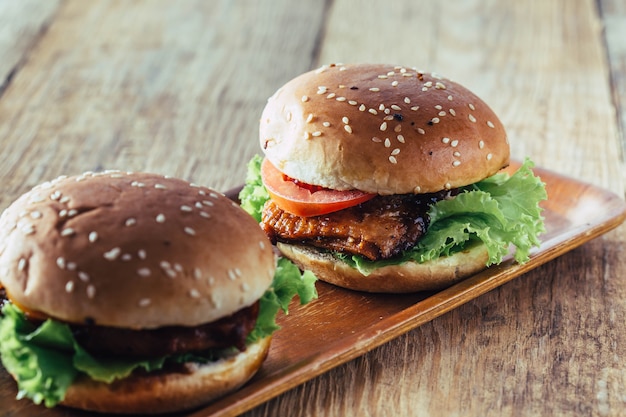 burger sur table en bois