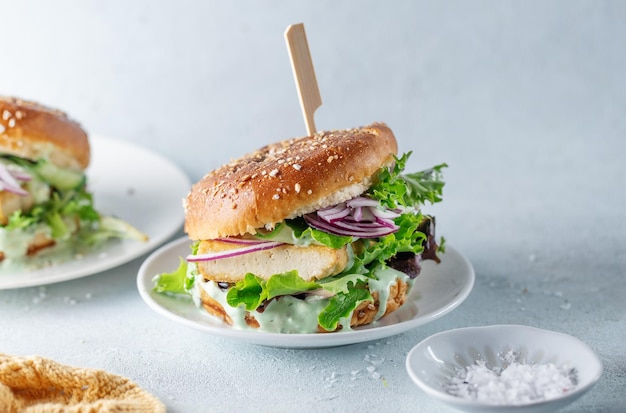 Burger de tofu aux légumes sur assiette