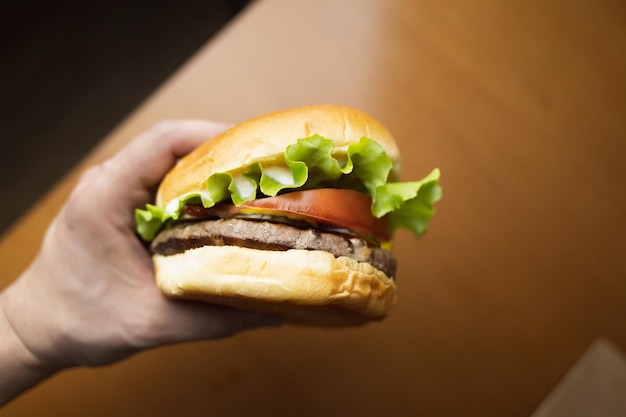 Photo burger à la tomate et laitue sur pain brioché