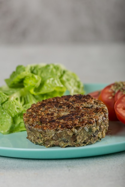 Photo burger vegan aux tomates et laitue