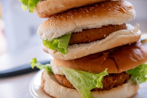 Burger végétalien et citrouille en macro.