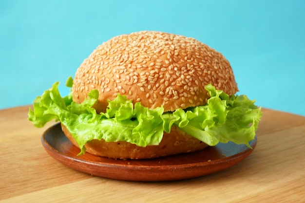 Burger végétalien frais avec laitue et tomate. Le concept de nourriture saine et végétarienne