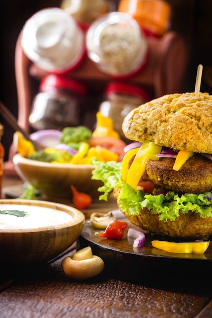 Burger végétalien, sandwich salé sans viande à base de maïs, pommes de terre, protéines de soja texturées, légumes secs, tofu, champignons, céréales