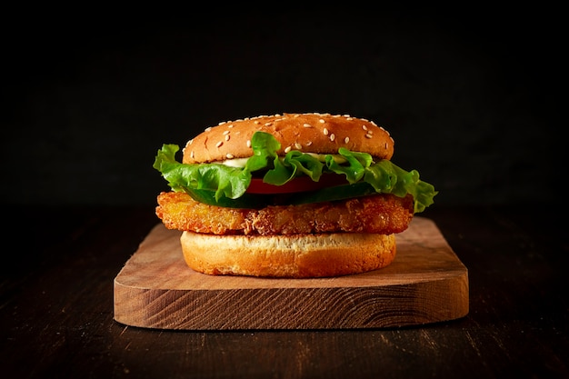 Burger végétalien, sur une table en bois