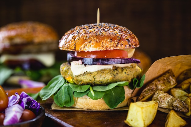 Burger végétalien à la viande de soja, avec des légumes autour