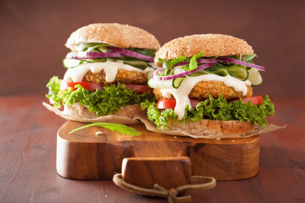 Burger végétarien aux carottes et à l'avoine avec oignon concombre