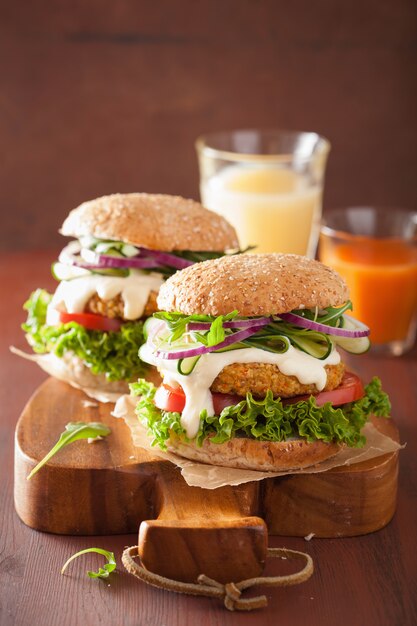 Burger végétarien aux carottes et à l'avoine avec oignon concombre