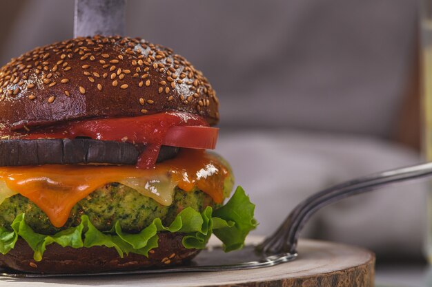 Burger végétarien aux épinards. Style rustique.