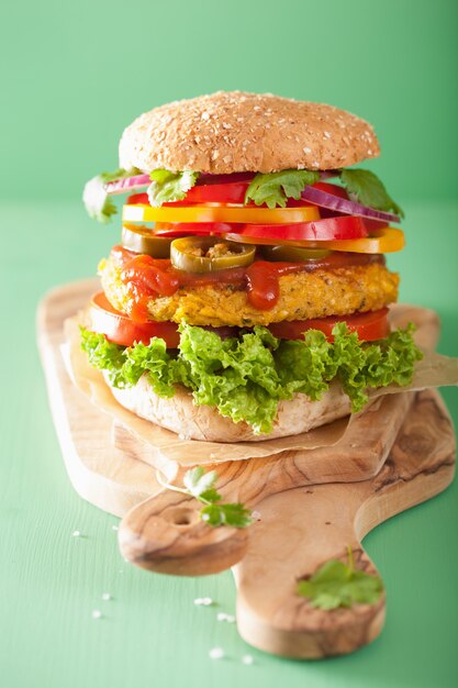 Burger végétarien aux pois chiches et maïs doux au poivre, piment jalapeño et oignon