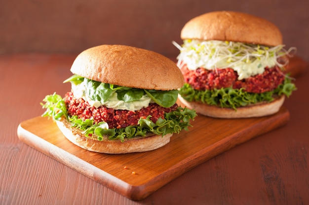 Burger végétarien de betteraves et quinoa avec vinaigrette à l'avocat