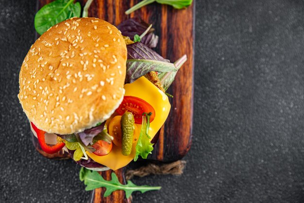 burger végétarien escalope viande végétale, tomate, cornichon, laitue repas sain collation alimentaire sur la table