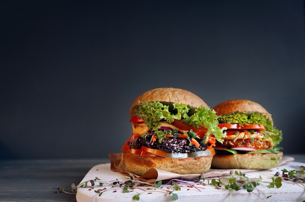 Burger végétarien sur fond de bois noir