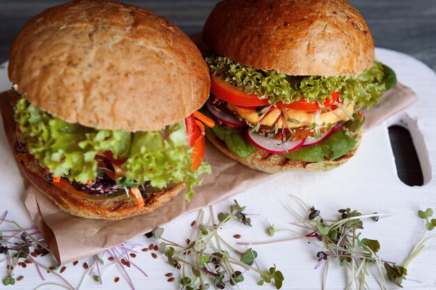 Burger végétarien sur fond de bois noir