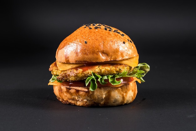 Burger végétarien savoureux avec escalope de soja et légumes