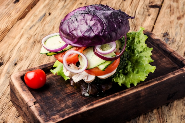 Burger végétarien sur une table en bois