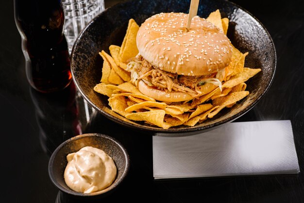 Burger à la viande effilochée et chips de maïs