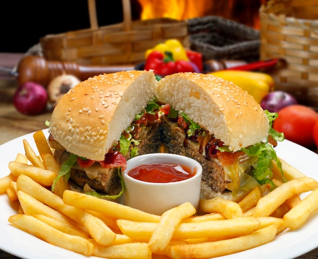 Burger à la viande grillée tomate oignon laitue bacon et frites