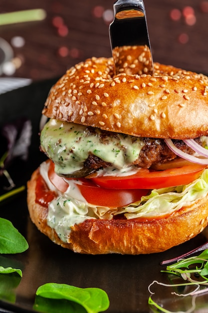 Un burger à la viande juteuse avec une grosse côtelette.