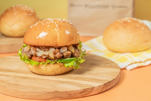 burger avec viande spéciale et fromage mozzarella