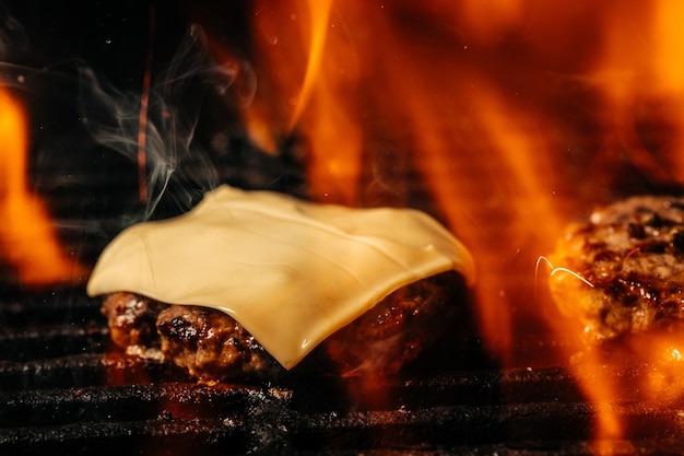 Burgers D'agneau Sur Barbecue Avec Flamme. Steak De Boeuf Au Fromage Sur Un Barbecue.