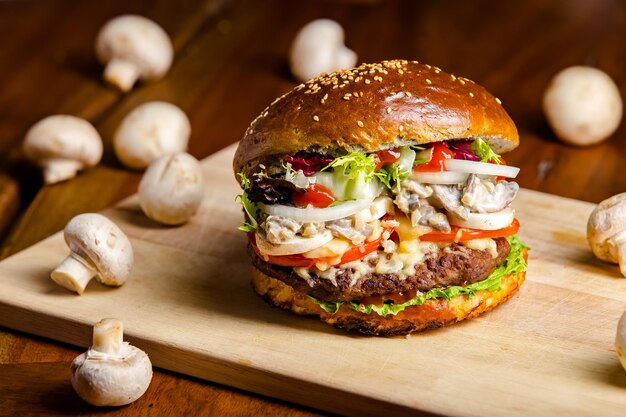 burgers au boeuf, viande, fromage, tomates, sauce, ananas, légumes frais, oeufs, champignons