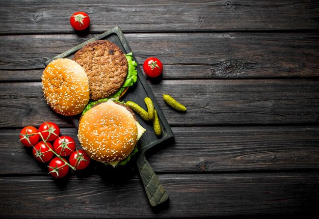 Photo burgers aux tomates sur une branche et cornichons