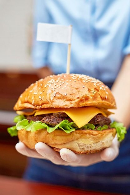 Photo burgers de boeuf au fromage cheddar servis par le serveur de restaurant wea