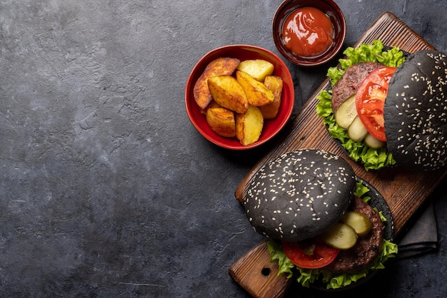 Burgers de bœuf faits maison avec des petits pains noirs