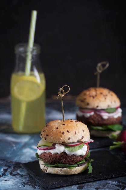 Burgers de falafels végétariens aux légumes frais et limonade