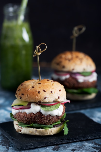 Burgers de falafels végétariens aux légumes frais