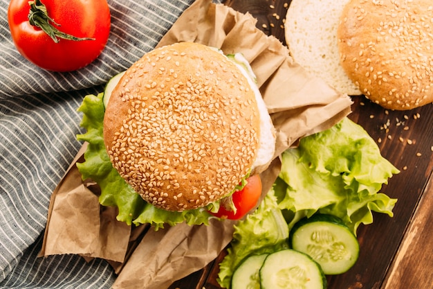 Burgers De Fastfood Faits Maison Sur Fond Rustique