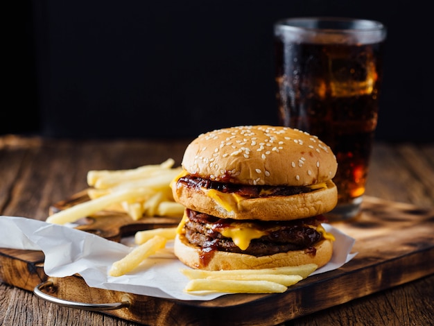 Burgers et frites sur table en bois