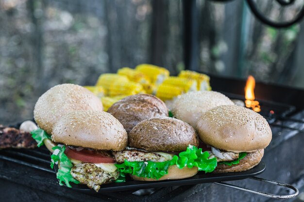 Burgers grillés en plein air. avec fromage, oignon, salade, tomate