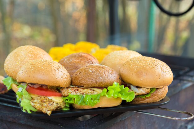 Burgers grillés en plein air. avec fromage, oignon, salade, tomate