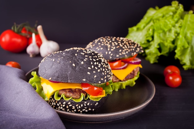 Burgers Noirs Faits Maison Avec Escalope Et Légumes Sur La Plaque