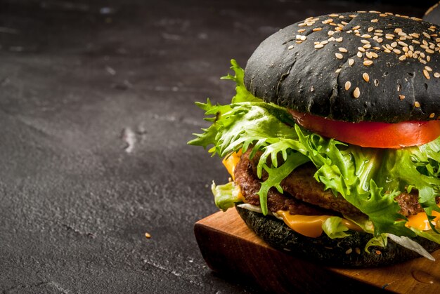 Burgers noirs fraîchement faits maison