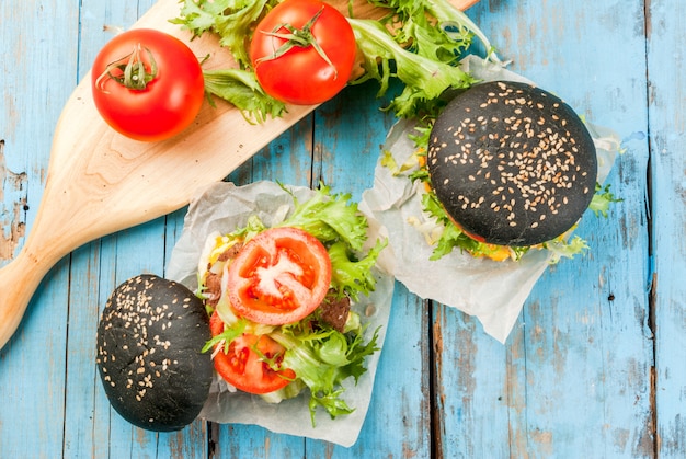 Burgers noirs fraîchement faits maison