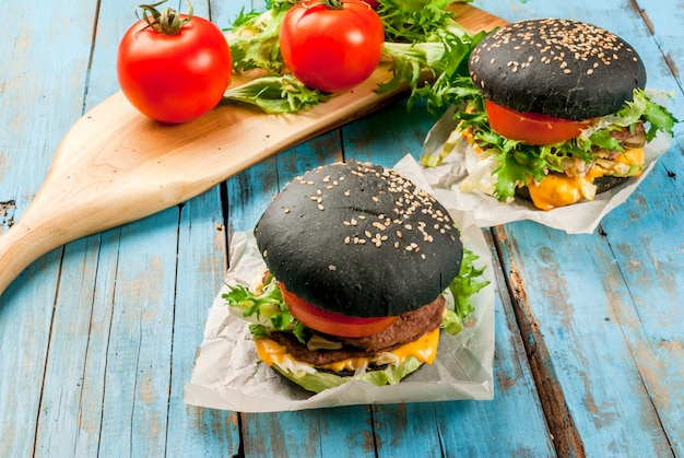 Burgers noirs fraîchement faits maison