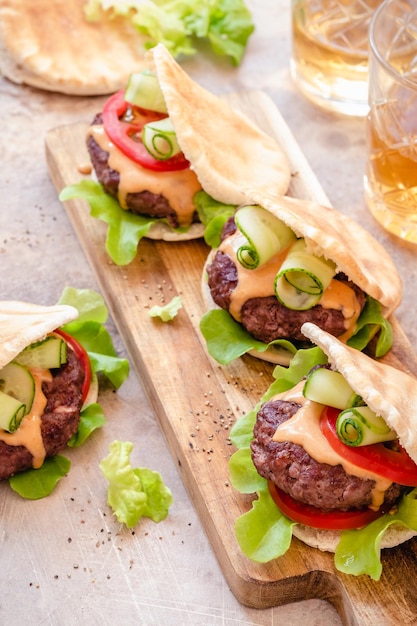 Burgers pita faits maison avec des légumes frais