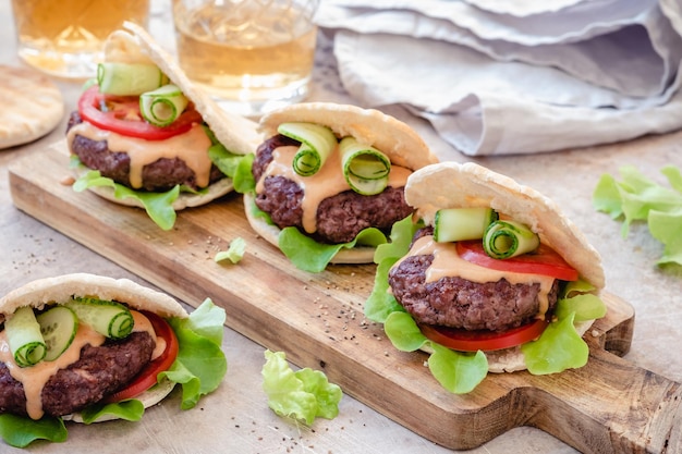 Burgers pita faits maison avec des légumes frais