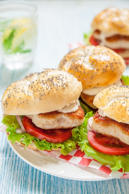 Burgers de poulet avec laitue et tomate