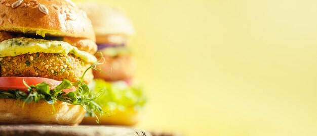 Photo burgers vegan faits maison avec pain sans gluten et escalope à base de légumes