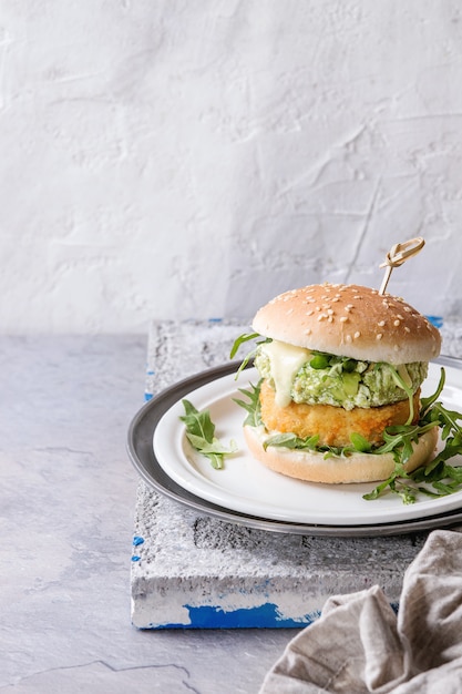 Burgers végétaliens à l&#39;avocat, betterave rouge et sauce