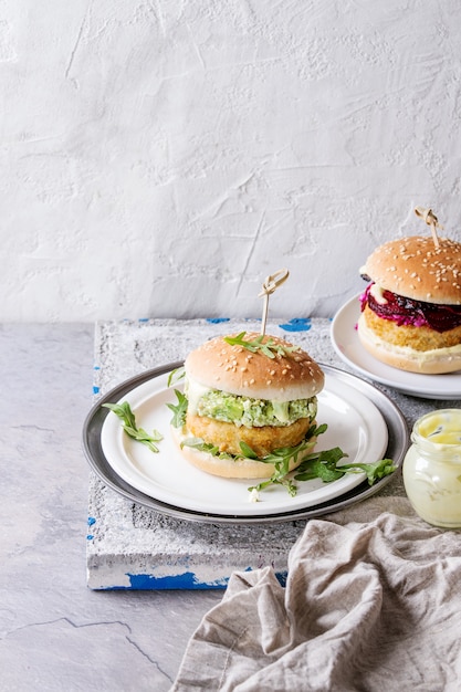 Burgers végétaliens à l&#39;avocat, betterave rouge et sauce