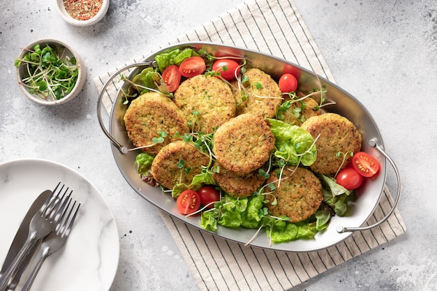 Burgers végétaliens dans un plat en métal