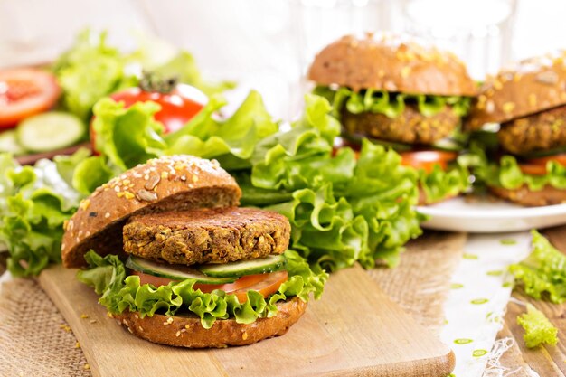 Photo burgers végétaliens avec lentilles et pistaches