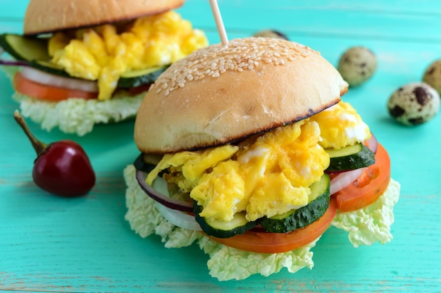 Burgers végétariens avec omelette sucrée et légumes